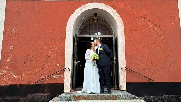 The wedding kiss immortalized. Natalia Meireles and Tom Johansson are husband and wife.