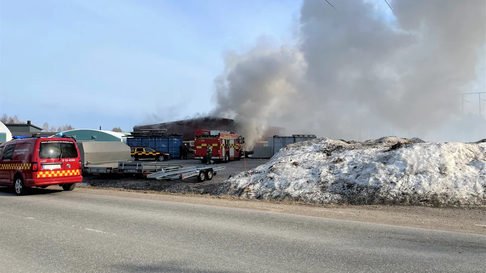 Räddningstjänsten ryckte på söndagen ut till ett stort förrådshus i Pitholm i de södra delarna av Piteå efter att en våldsam brand blossat upp.
