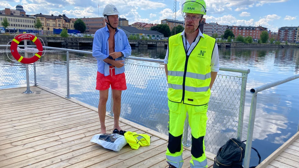 Kommunalrådet Reidar Svedahl brukar inte klä av sig under pressträffar men igår gjorde han det. Projektledaren för Inre Hamnen Ola Brånäs övervakar processen.
