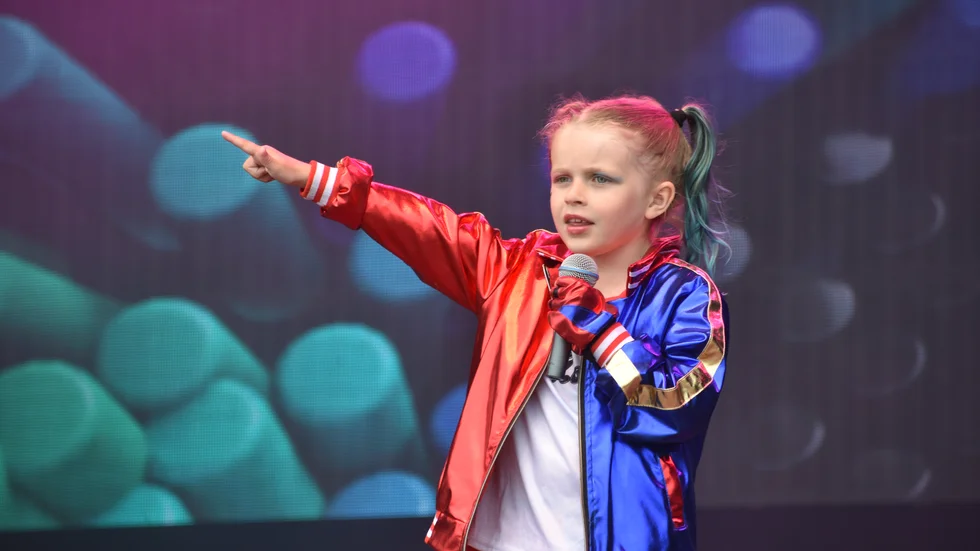 Cornelia Wikberg uppträdde med Myra Granbergs låt Lose my mind.