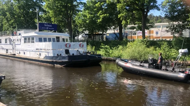 Den 12 juni bogserades Selmas hytt & salong bort från Fyrisån – för alltid.