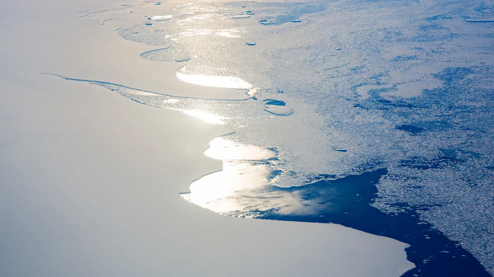 Trots larmen från forskare fortsätter merparten av svensk media att behandla klimatkrisen som en fråga bland många andra, skriver författarna av dagens debattartikel.