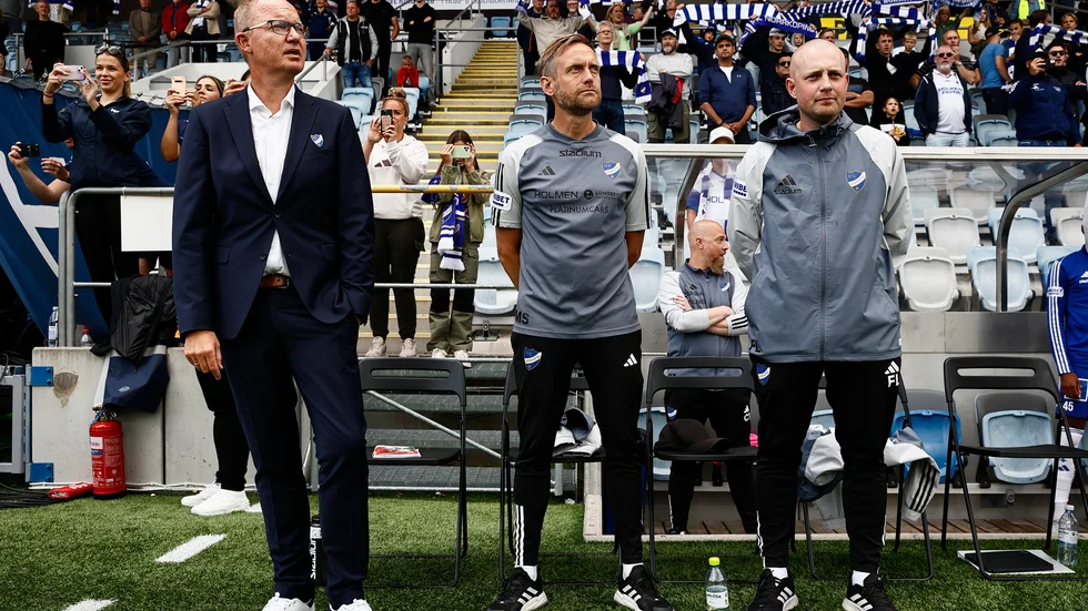 Glen Riddersholm lämnar. Det kan öppna för att assisterande tränaren Martin Sjögren (mitten) får en mer framflyttad roll i IFK:s omstart. Fredrik Lindén (höger) sitter på avtal även över 2024. Martin Sjögrens kontrakt hoppas IFK förnya. 