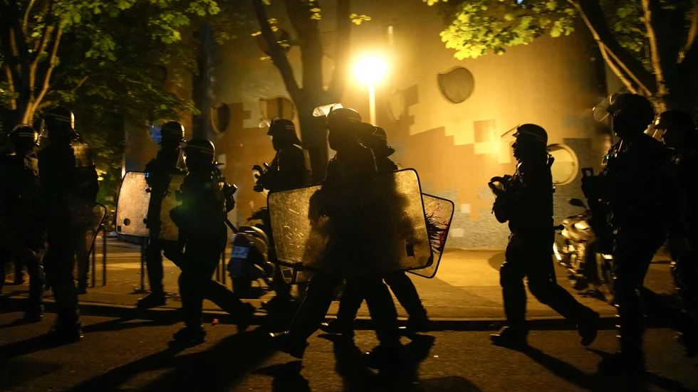 Protesterna mot att polisen skjutit ihjäl en 17-årig pojke fortsätter i Frankrike för fjärde dygnet i rad.