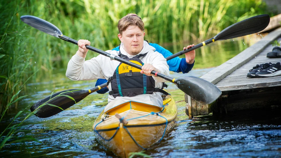 Nybörjaren William Karlsson fick ändra paddlingstil efter lite tips från Pär Lindén.