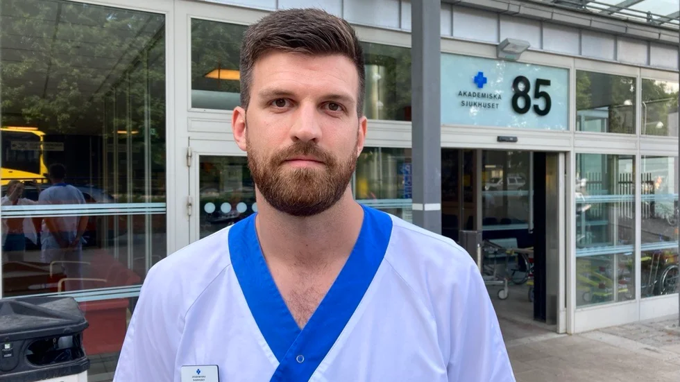 Läkarstudenten Marcus Simfelt Edin har arbetat som undersköterska på öron-, näsa-, halsavdelningen på Akademiska. Han jobbar kvar efter första juli, men nu står det "vårdbiträde" på hans namnbricka.