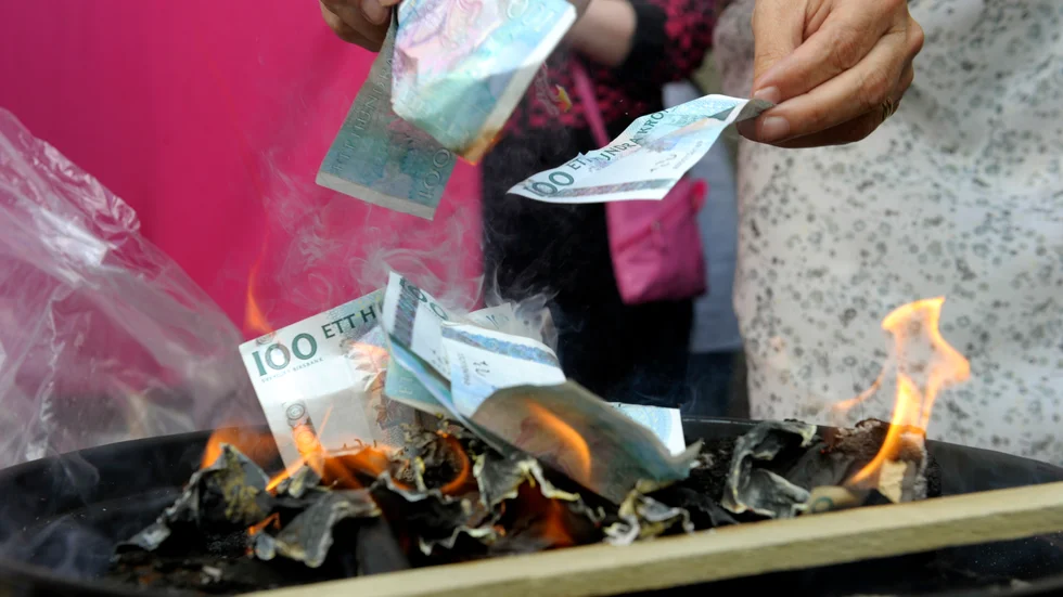 TEATER. Almedalen har ofta varit ett lyckat stycke politisk teater – som när FI:s partiledare Gudrun Schyman brände pengar offentligt.
