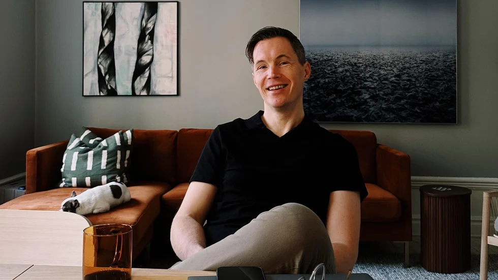 Den Pitefödda författaren Peter Sundberg släpper nu sin andra roman. "När korna råmar om natten" är en relationsthriller som utspelar sig i Piteå med omnejd.