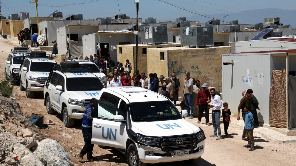 En FN-konvoj anländer till ett läger i provinsen Idlib, Syrien, onsdagen den 3 maj 2023. Tre månader efter att en massiv jordbävning drabbade Turkiet och Syrien förblir levnadsförhållandena svåra i Syriens rebellkontrollerade nordväst. Arkivbild.