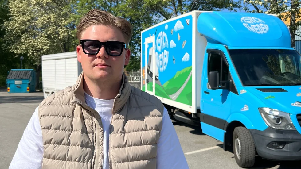 Fredrik Rinaldo, 22, med hans pop up-butik i form av en lastbil i bakgrunden.