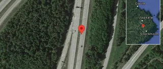 Personbil stillastående på E4 - helt stopp i ett körfält