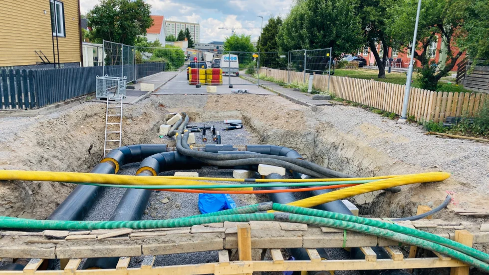 Fjärrvärmearbetet på Sundbyvägen har pågått i flera år. Nu ska det avslutas genom att nya rör kopplas in. Under tiden stängs varmvattnet av för tusentals hushåll.