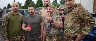 President Zelenskyj vid fronten i Bachmut