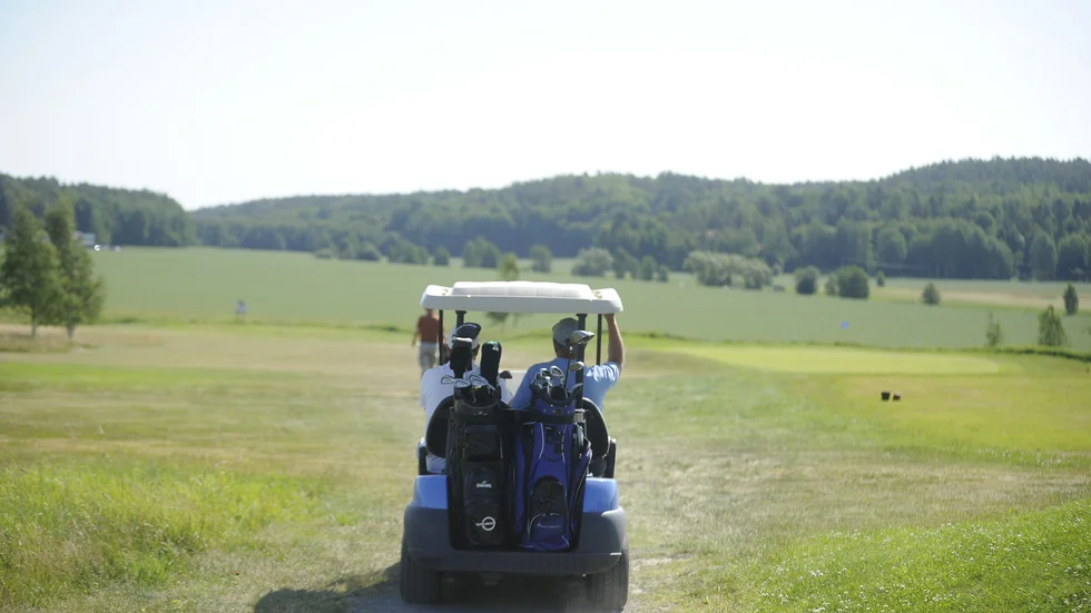 Rena "aprilvädret" har fått de två lokala golfbanor som öppnat för säsongen att stänga igen.