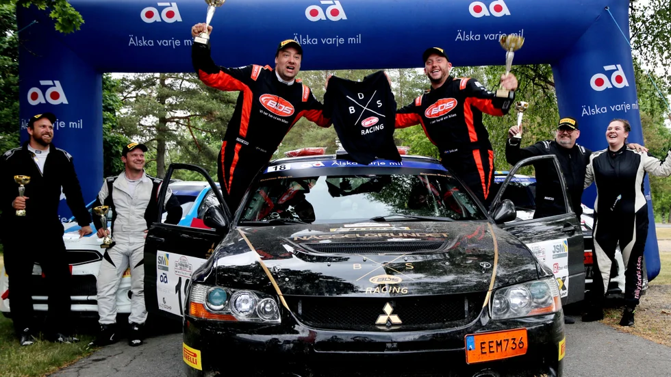 Glädjen vid prisutdelningen gick inte att ta miste på. Tredje SM-vinsten i rad för Robert Andersson från Eskilstuna MK och co-drivern Jesper Samuelsson under Skilling 500.
