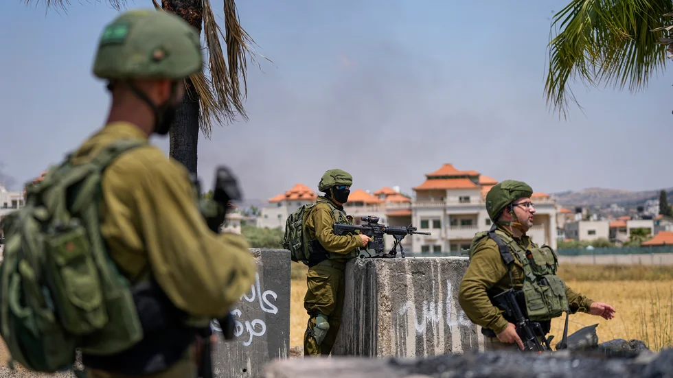 Israeliska soldater vid samhället Turmus Ayya på Västbanken.