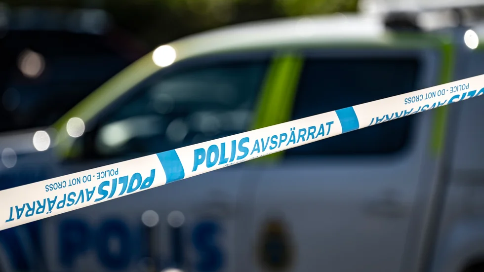 Polisen har spärrat av kring bilen och väskan. Arkivbild.