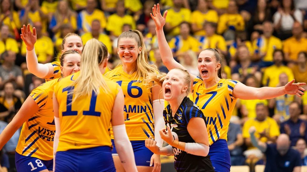 Emmy Anderssson, i svart tröja, och det svenska landslaget ser ut att få spela inför storpublik ännu en gång under midsommarhelgen.