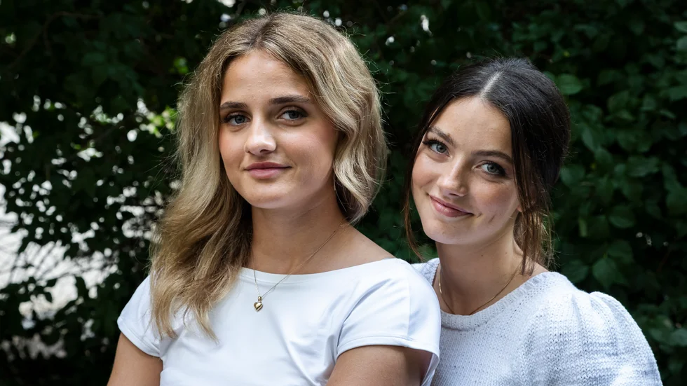 Flutra Cela (till vänster) och Judith Sigfridsson spelar huvudrollerna i Anders Hazelius fotbollsfilm Forever.
