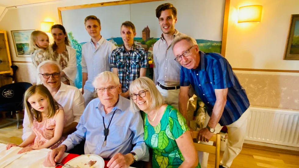Bernt Pettersson firade på söndagen 100 år i IOGT-NTO-lokalen i Torshälla. Här sitter han bredvid sonen Thomas Pettersson med Bernts barnbarnsbarn Selma Ludvigsson i knät, samt dottern Annika Goblirsch. Bakom dem står barnbarnet Malin Pettersson med sin dotter Signe, barnbarnen Gustav Pettersson, Tom Goblirsch och Erik Petterson samt svärsonen Gunnar Goblirsch. 