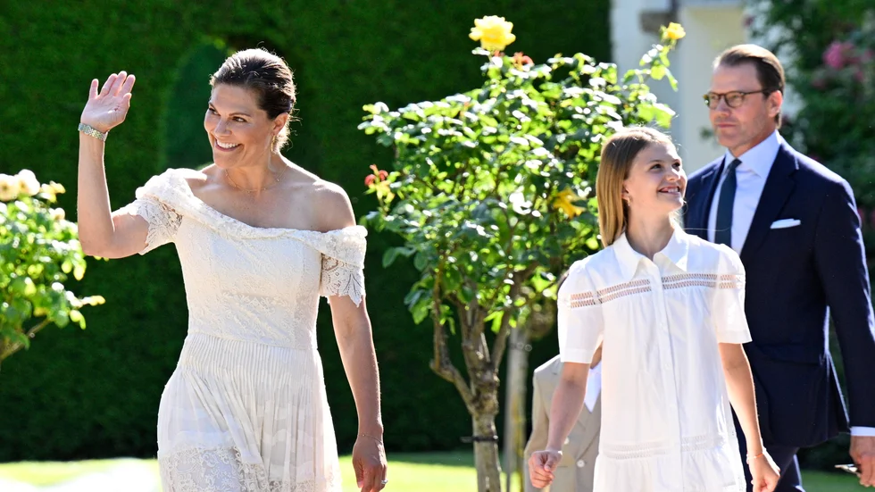 Kronprinsessan Victoria tillsammans med prins Daniel och barnen prinsessan Estelle och prins Oscar på Sollidens slott.