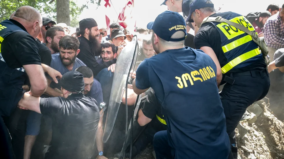 Polis försöker hindra demonstranter som försöker storma pridefestivalområdet i Georgiens huvudstad Tblisi.