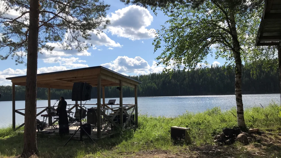 Vackert inramad står utescenen vid Laxholmen Edefors som bjöd på totalt åtta akter under årets upplaga av visfestivalen "Sommarljus".