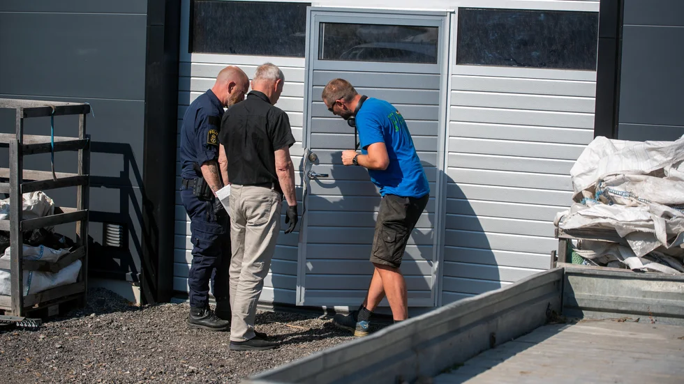 Kriminaltekniker Allan Jensen i mitten på bilden tillsammans med en kollega och Henrik Persson som på nytt drabbats av ett inbrott på sitt företag. 