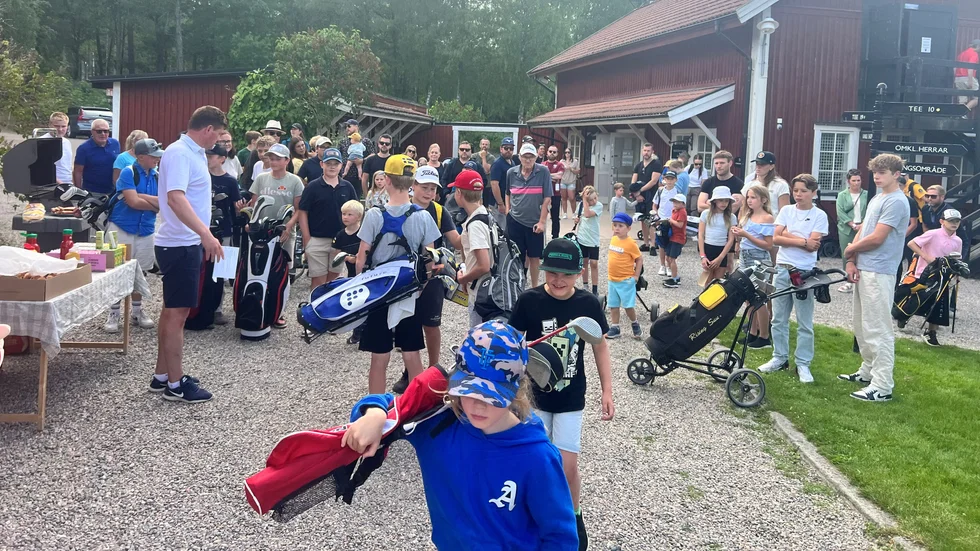 Det blev trångt på Jättorp när Katrineholms golfklubb bjöd in till juniorkväll. På bara ett år har antalet barn och ungdomar som vill börja spela tredubblats.