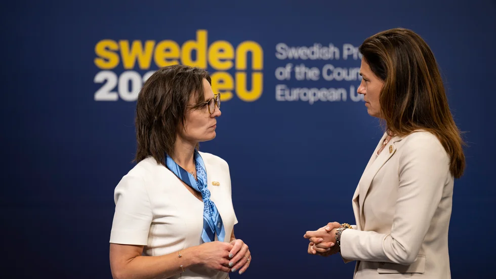 EU-minister Jessika Roswall (M) och Ungerns justitieminister Judit Varga vid ett möte utanför Stockholm i juni. Arkivbild.
