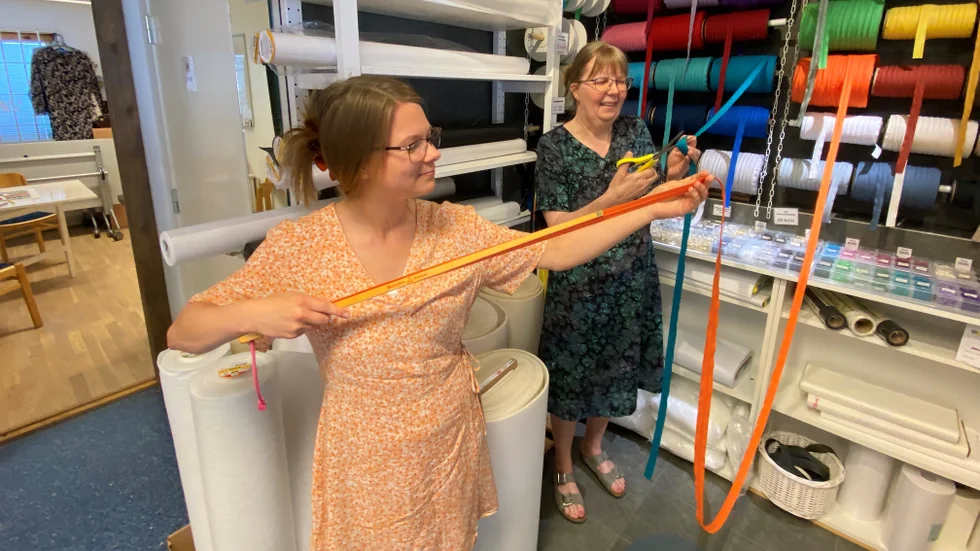 Symaskinsboden har mer än dubblat sin omsättning på fem år, mycket tack vare en tydlig webbsatsning. Här visar Erica Östergren och Kristina Höglund storsäljaren dragkedja på metervara. 
