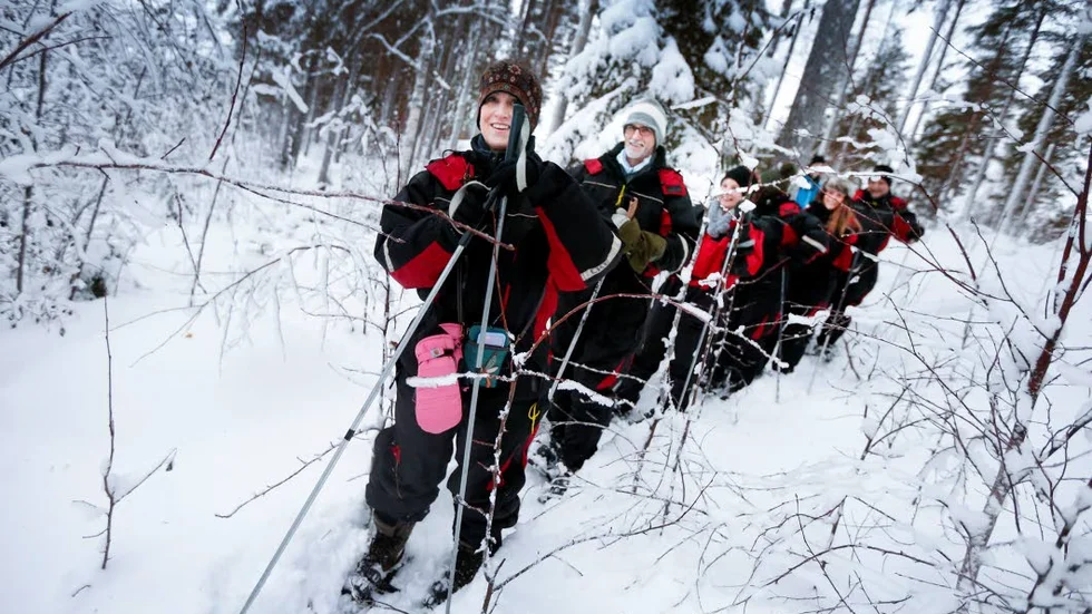 PÅ FRAMMARSCH. Besöksnäringen nådde nya rekordsiffror 2016. Vinterturismen är den del som ligger bakom ökningen. (Arkivbild: Engelska turister på snöskovandring)