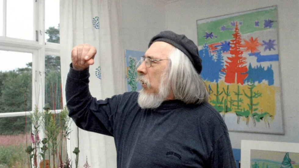Erling Johansson blev 89 år. Han återvände ofta hem till Sarvisvaara. Här spanar han ut på naturen på en bild från 2005.