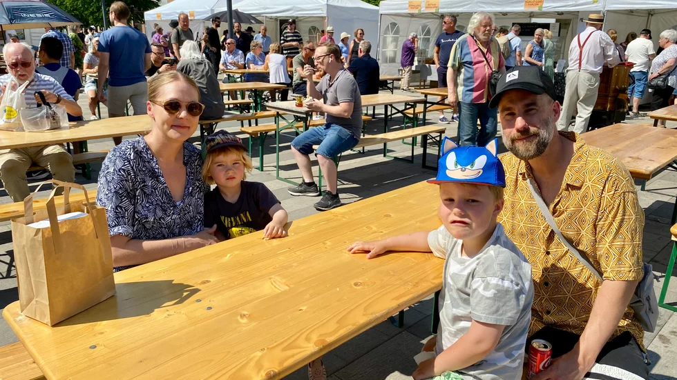 Familjen Andersson laddar om inför nya strapatser på matfestivalen. "Det är kul, men lite varmt", säger mamma Jenny.