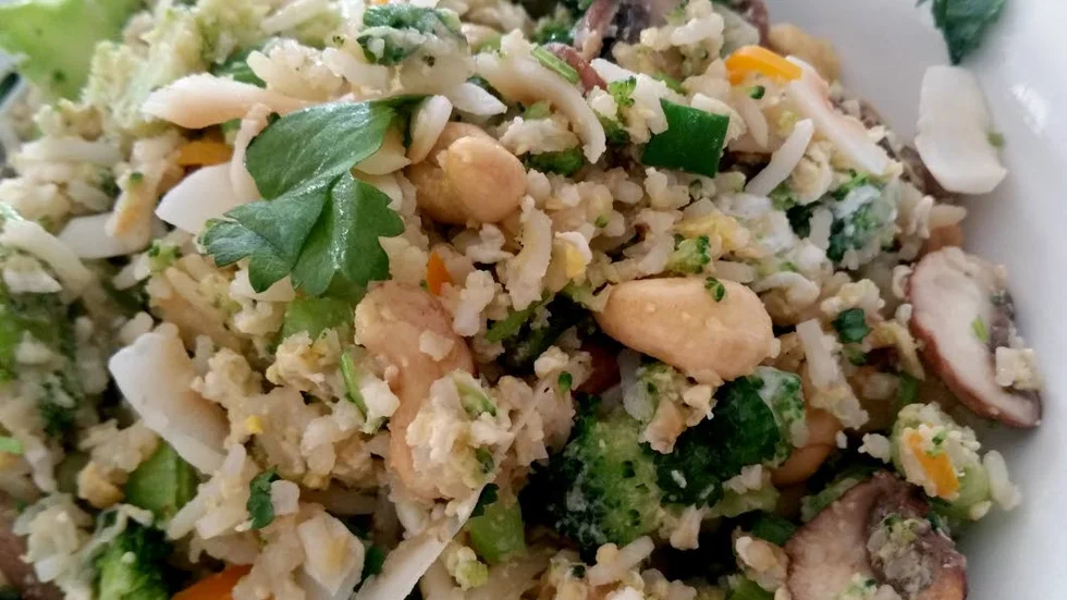 Fest på rester. Överblivna risrester blir en läcker wok med goda tillbehör. Testa!