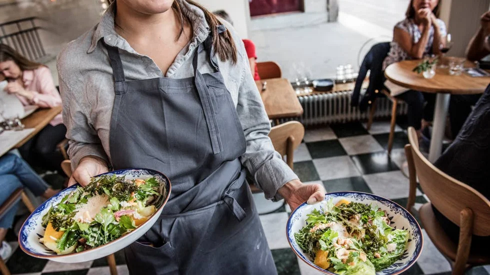 För oss är det självklart att stå upp för HRF:s varsel och de med lägst löner på arbetsmarknaden, skriver debattörerna.
