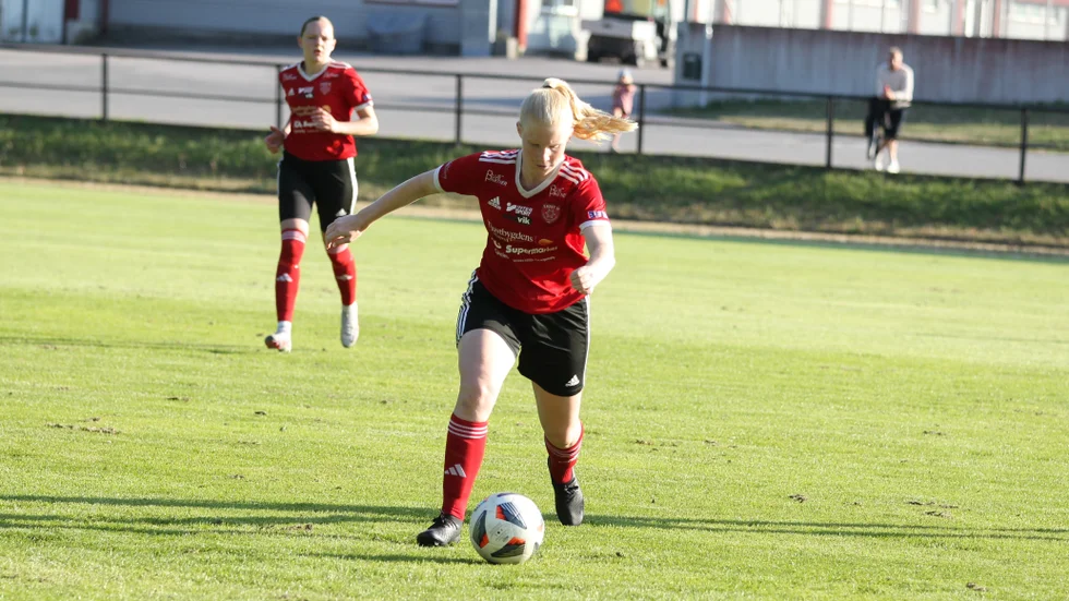 Amanda Jansson och hennes Tjust IF tar emot tabellfemman Lindö FF på Tjustvallen i Gamleby på lördagseftermiddagen.