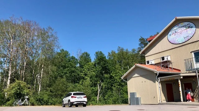 Här i skogen intill Ljungbergaskolan kommer det att byggas radhus.