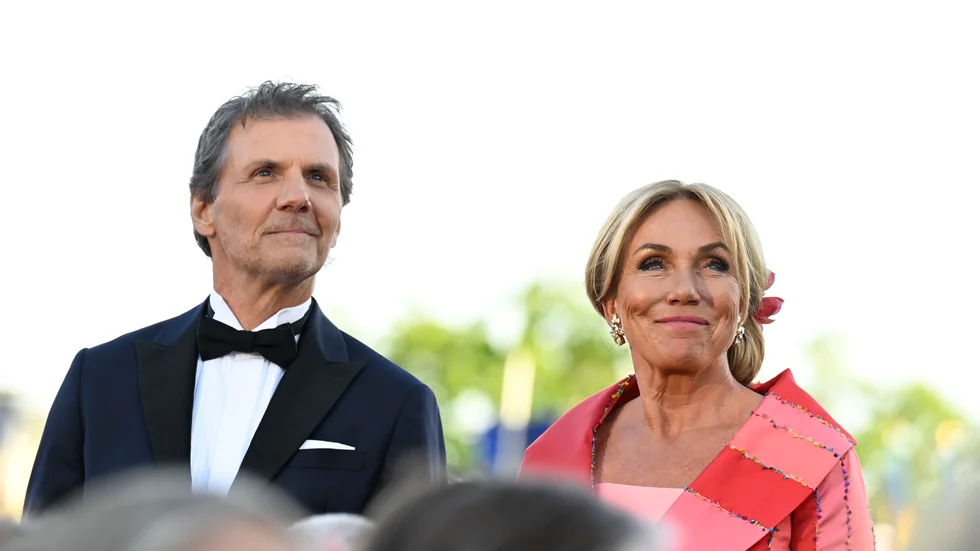 SVT:s programledare Micke Leijnegard och Anne Lundberg på Sollidenscenen på Skansen under nationaldagsfirandet som lockade miljonpublik. Arkivbild.