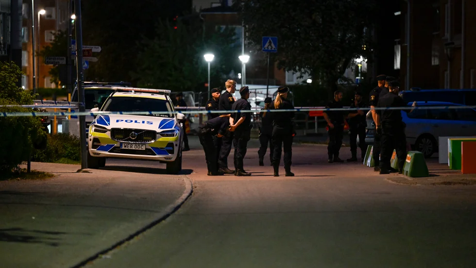 En man i övre 20-årsåldern blev skjuten på fredagskvällen.