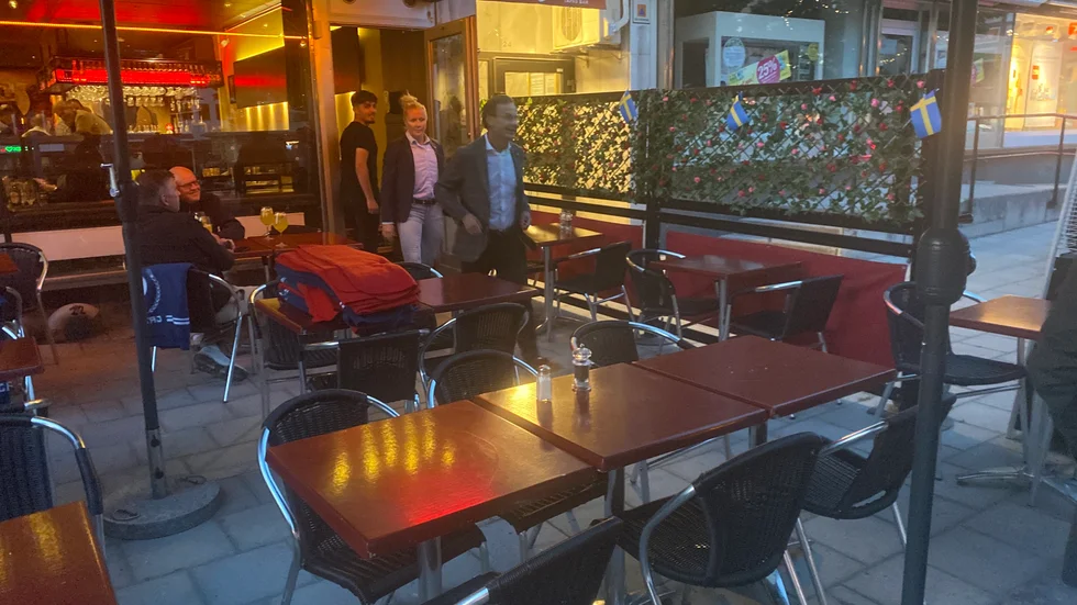 Ulf Kristersson lämnar restaurangen strax efter 22.30.