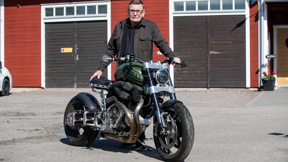 Motormuseets Johan Rahm visar upp motormuseets nytillskott motorcykeln Confederate x132 Hellcat compat