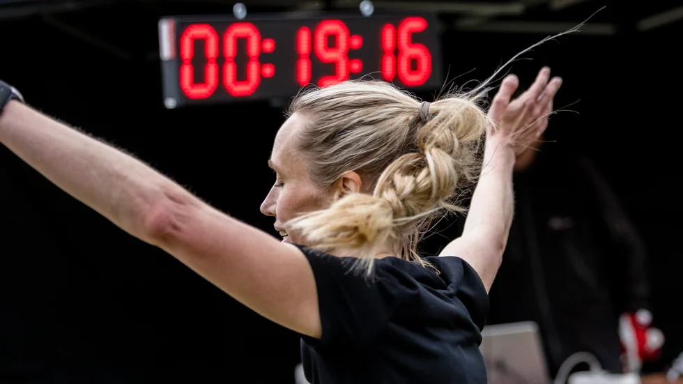 Kajsa Frixeus, Luleå, har precis gått i mål som segrare i Vårruset. Segertiden blev 19.13 på fem kilometer.
