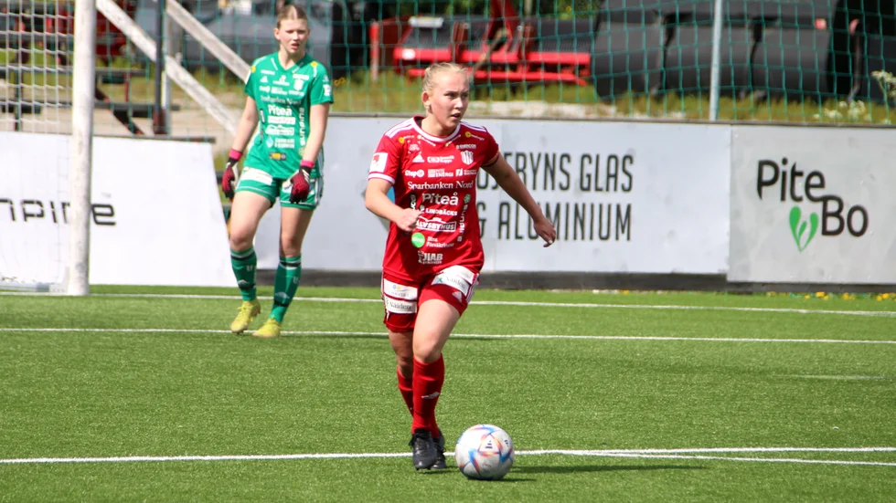 Wilma Lundqvist, till vardags i Piteå IF:s F19, har provtränat med Sundsvalls DFF och öppnar för ett klubbyte. ”Jag vill till någon elitettan-klubb”, säger 19-åringen.