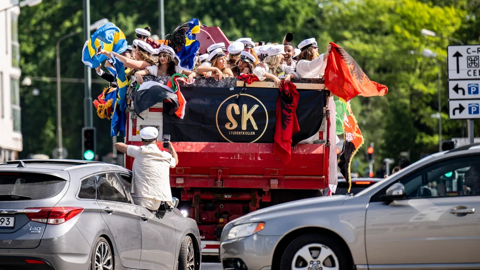 Att bli upprörd över vilka flaggor som studenterna viftar med är inget annat än trams, skriver Luf Sörmlands Jonathan Törnstrand och Fellix Cileli.

