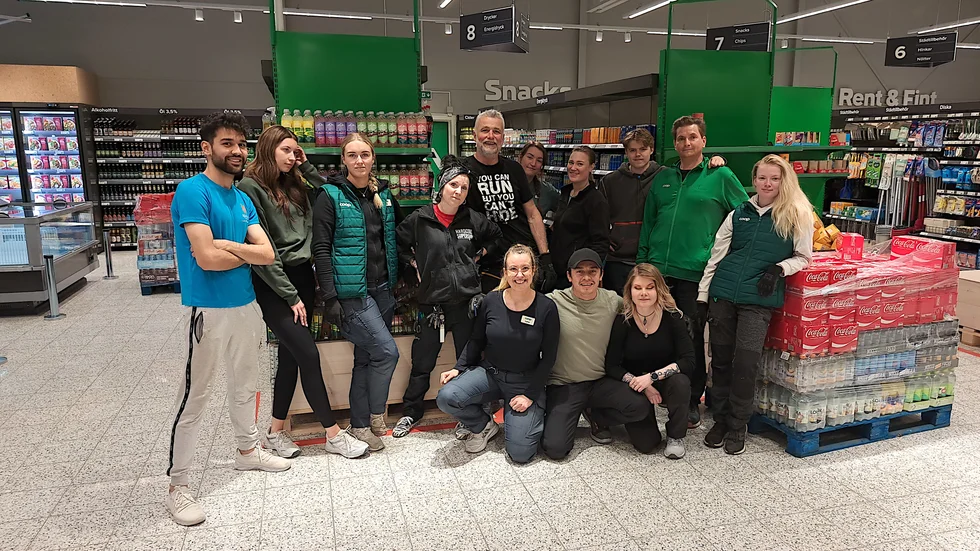 Butikschefen Lena Björnfot med sin personal fr v  Sayad, Matilda, Elin, Ida, Andreas, Vanja, Josefin, Noa, Heiko, Hanna, Lena, Mobarak, Ida.