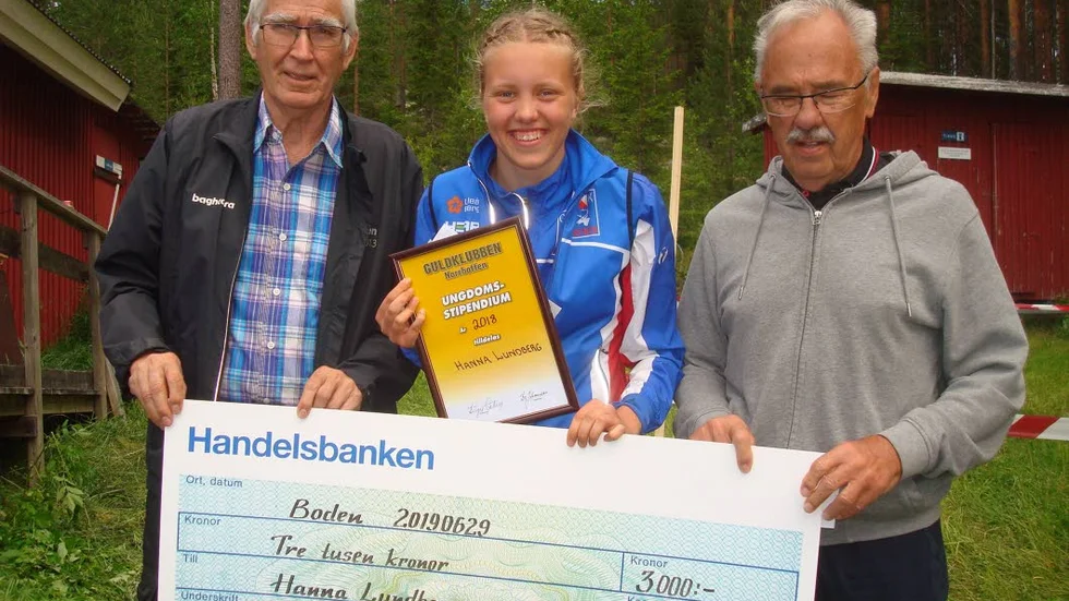 Hanna Lundberg, OK Renen.Utdelare av stipendiet är Guldklubbens sekreterare  Bo Johansson till vänster och ordförande Birger Sjöberg.