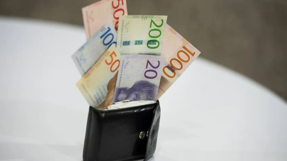 HÖJNING. Habiliteringsersättningen för att delta i daglig verksamhet höjs. Men det blir inte så mycket pengar som på bilden. Den höjs från 30 kronor per dag till 60.