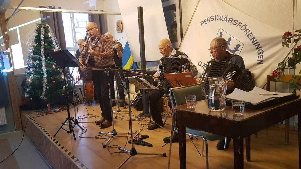 Deltagarna på PRO:s höstmöte underhölls med sång och musik av Garderobsgänget.