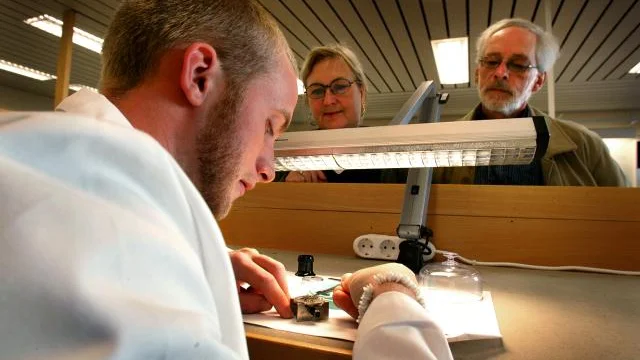 Susanne och Staffan Wickerfält får en inblick i sonen Linus vardag på urmakarskolan i Borensberg. De tycker yrkesvalet passar honom.               Bild: TORD OLSSON